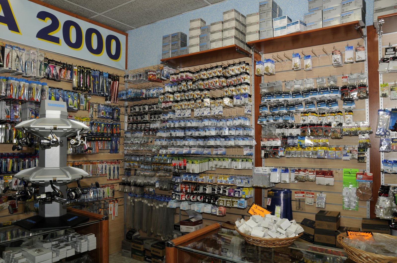 Interior de la tienda Pesca 2000
